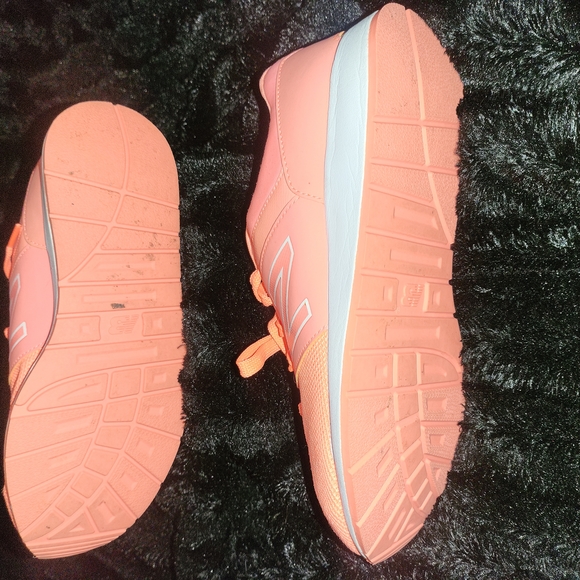 New Balance size 7 Youth/9 Womens - Picture 4 of 5